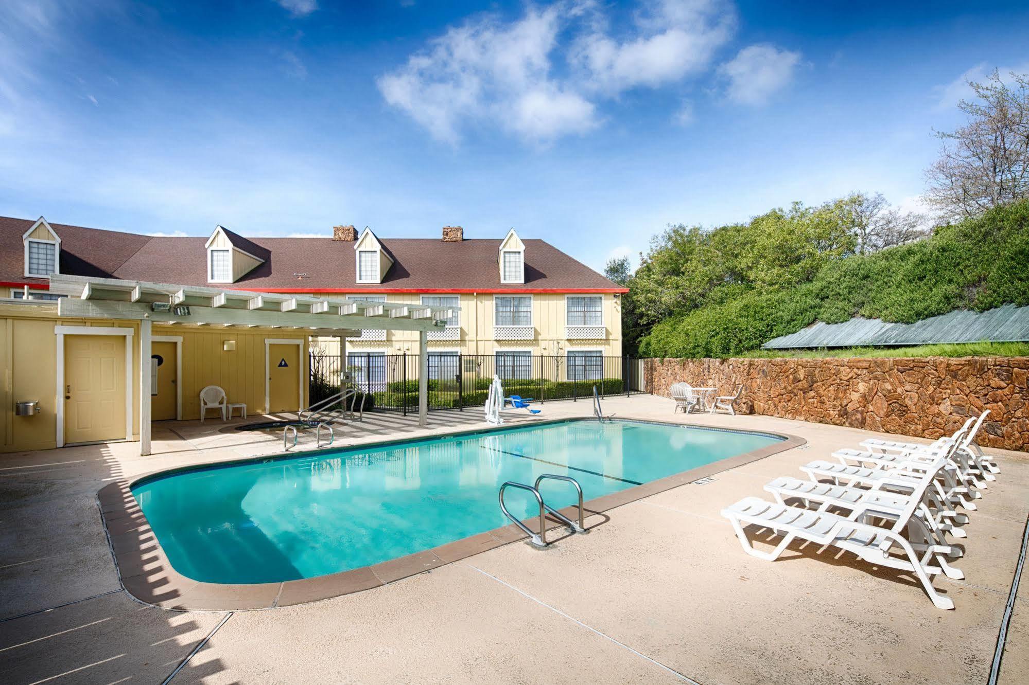 Red Lion Inn & Suites Auburn Bagian luar foto